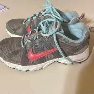 Nike NWOT Size 9 Alvords Trail Running Shoe Grey/Lt. Blue/Pink